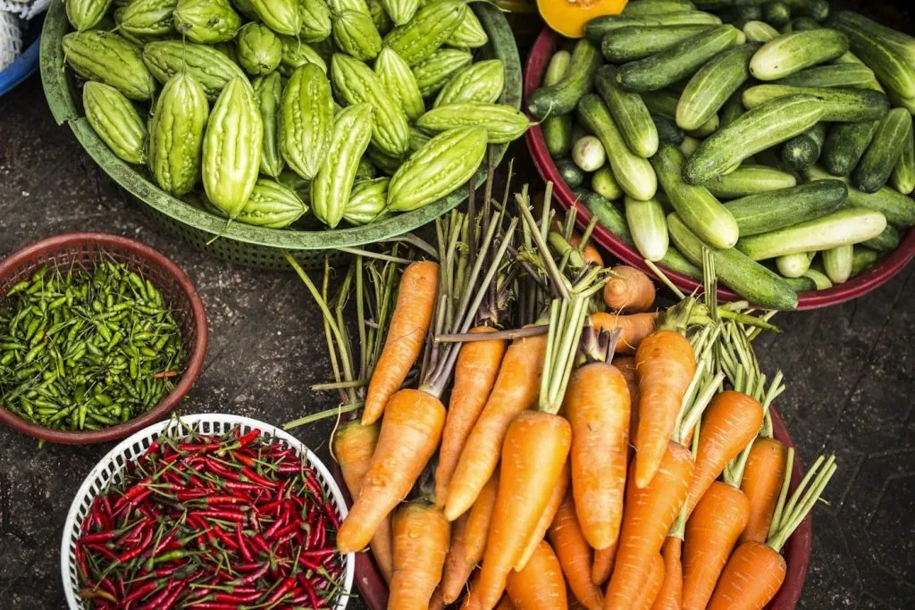 Pailler le potager : cinq centimètres, collet libre