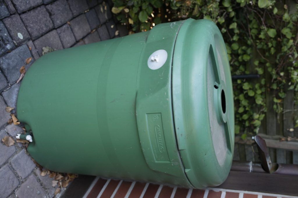 Récupérer l’eau de pluie : cuve, filtre, robinet à hauteur d’arrosoir